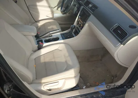 2013 Volkswagen Passat 2.5L Se z USA, uszkodzony, nr VIN 1VWBP7A39DC139700